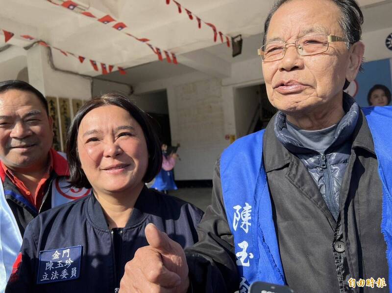 國民黨總統副總統候選人侯友宜、趙少康與金門縣立委候選人陳玉珍聯合競選總部榮譽主委陳水在（右），大力肯定陳玉珍（中）的服務步步到位。（記者吳正庭攝）