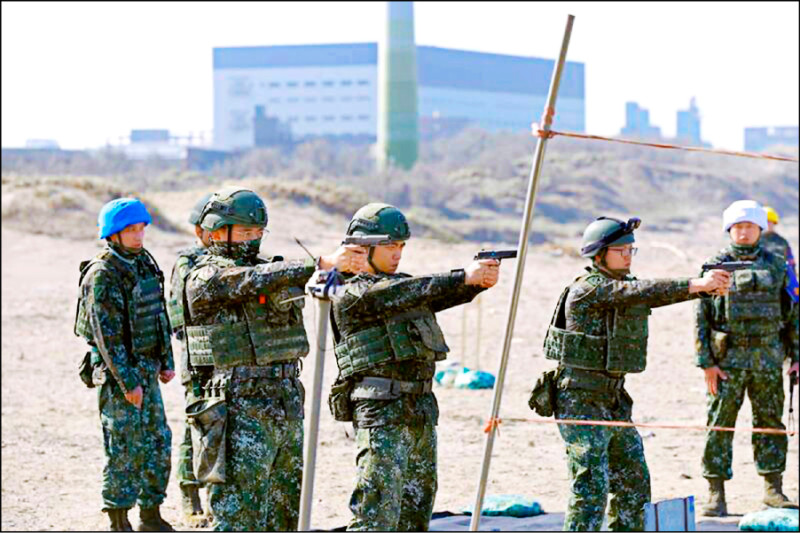 陸軍六軍團昨於桃園觀音海水浴場進行實彈射擊，官兵手持45手槍、65K2步槍、T91步槍射擊海上目標。（圖：讀者提供）