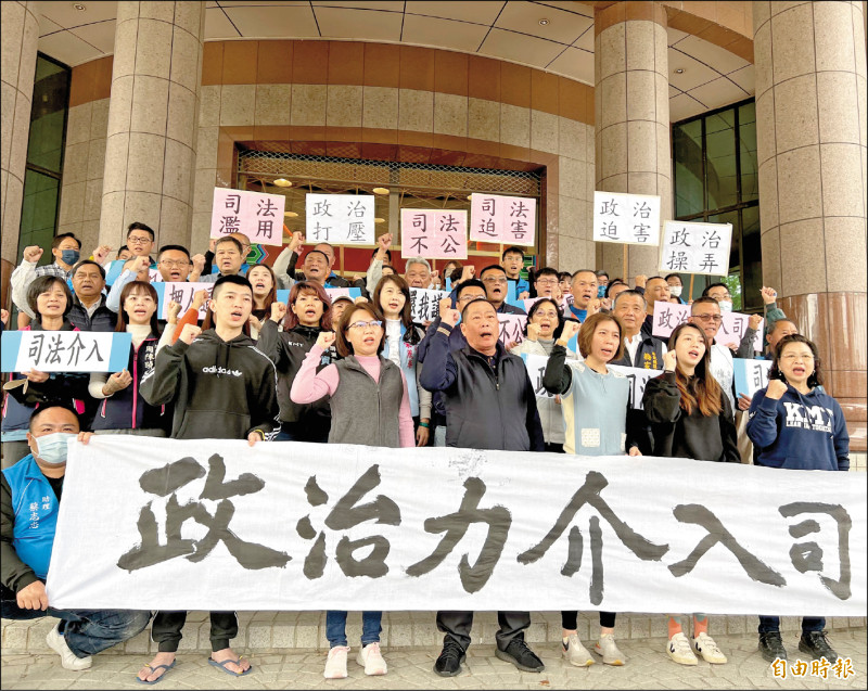 屏東縣議會副議長盧文瑞（前排右四）昨率二十八位議員聲援議長周典論。（記者羅欣貞攝）