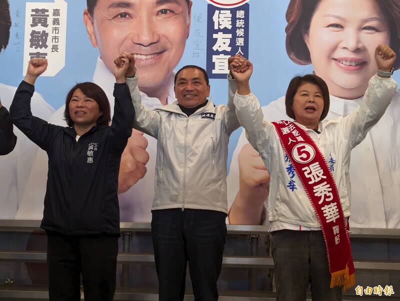 國民黨總統候選人侯友宜（中）今上午到嘉義市輔選立委候選人張秀華（右）。（記者王善嬿攝）