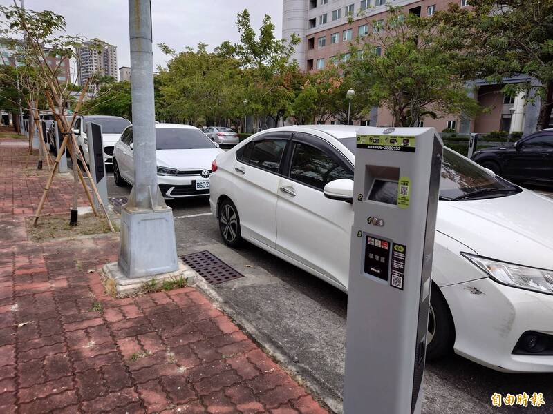 台南路邊停車收費將縮短兩小時，自明年元月起，收費時段為每日上午8點至晚上8點。（記者洪瑞琴攝）