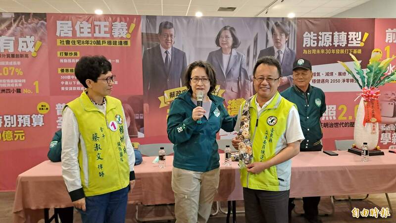 民進黨副總統候選人蕭美琴送台東立委候選人賴坤成狗貓領帶。（記者黃明堂攝）