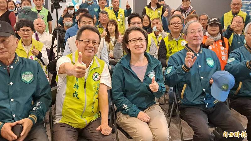 民進黨副總統候選人蕭美琴（右2）今天到台東趕場，為立委候選人賴坤成（左2）助陣。（記者黃明堂攝）