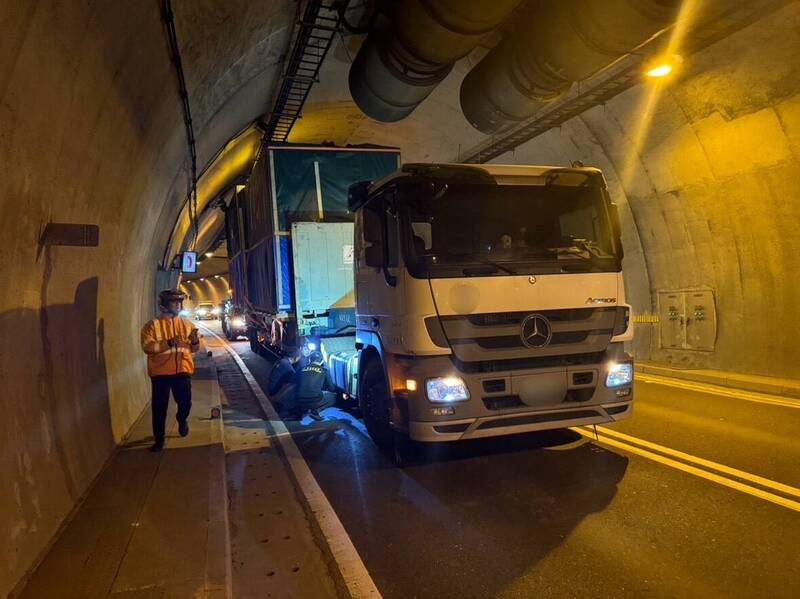 大貨車車身超過限高，卡在隧道內。（記者吳昇儒翻攝）