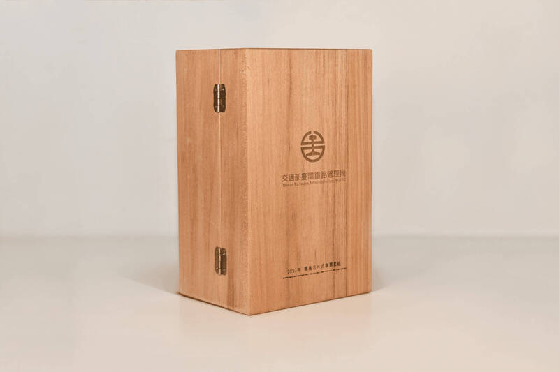 一次收藏241車站名片式車票，台鐵12月31日將推出環島名片式車票套組。（圖：台鐵局提供）