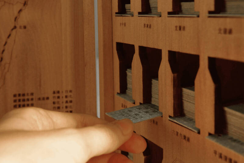 一次收藏241車站名片式車票，台鐵12月31日將推出環島名片式車票套組。（圖：台鐵局提供）