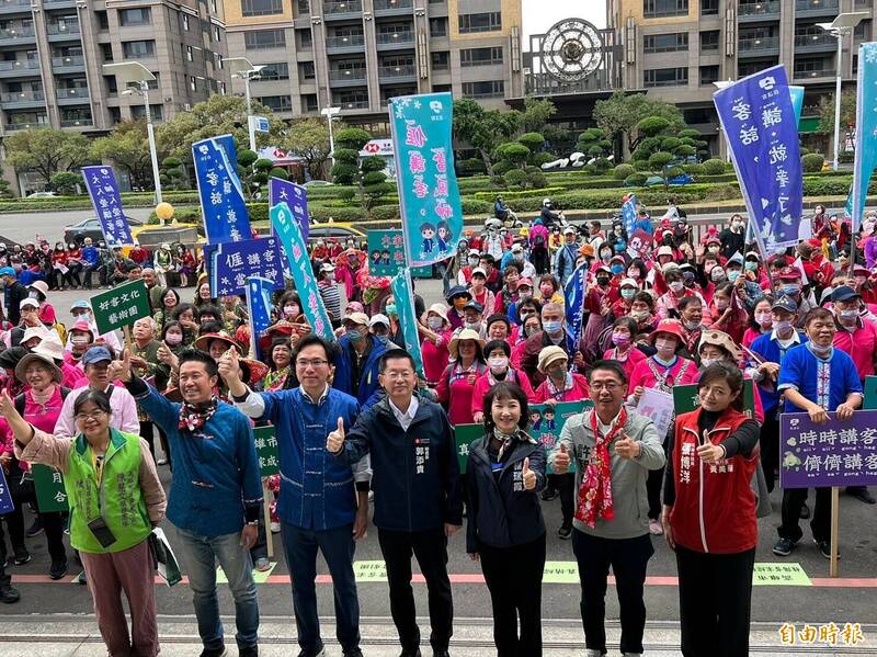 喜迎1228全國客家日!高雄逾五百客家鄉親遊行市區籲守護母語。（記者王榮祥翻攝）（記者王榮祥攝）