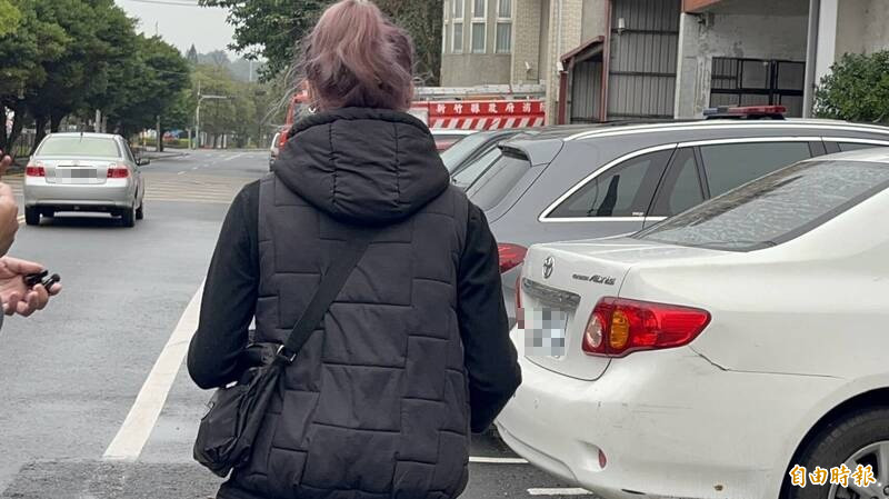 失火戶的「三房東」阮女拒絕回答媒體的追問,快步離去。(記者黃美珠攝) 失火戶的「三房東」阮女拒絕回答媒體的追問,快步離去。(記者黃美珠攝)