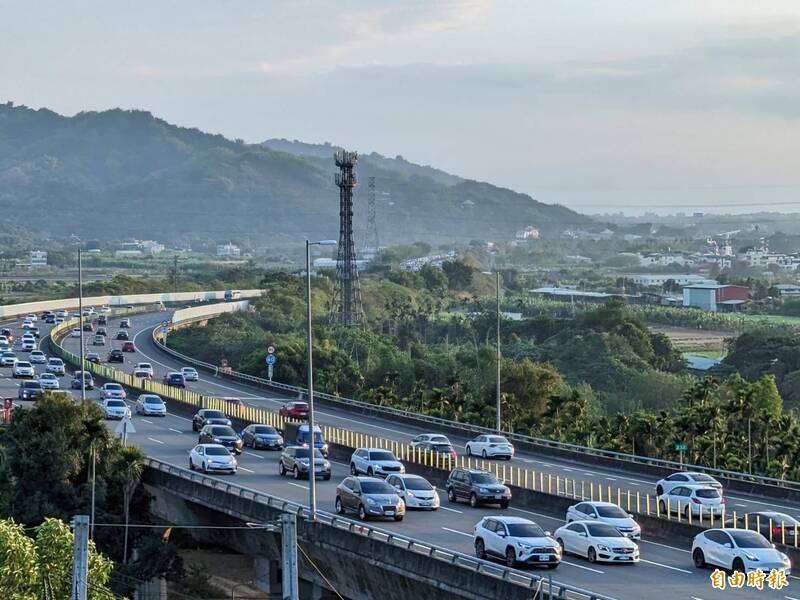 元旦3天連假將至，南投警方預估元旦收假日北返最塞。（記者劉濱銓攝）