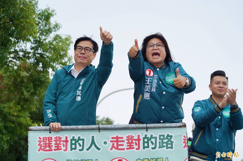 高雄市長陳其邁（左）今天到嘉市陪同民進黨嘉義市立委候選人王美惠（中）車隊掃街拜票。（記者丁偉杰攝）