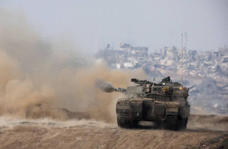 1辆以色列战车27日在加萨南部展开砲击。（路透）(photo:LTN)