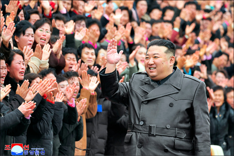 北韩领导人金正恩八日在平壤参加全国母亲节大会，向出席者挥手致意。（法新社档案照）(photo:LTN)