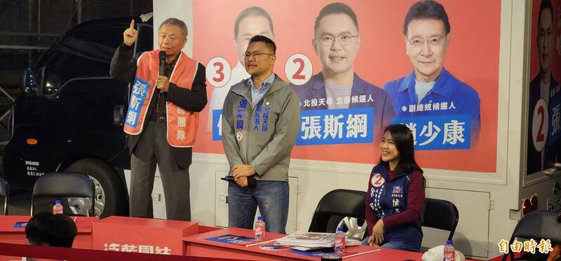 杨志良（左）替张斯纲（中）站台，一番对于女性生育的言论引发议论。（记者甘孟霖摄）(photo:LTN)