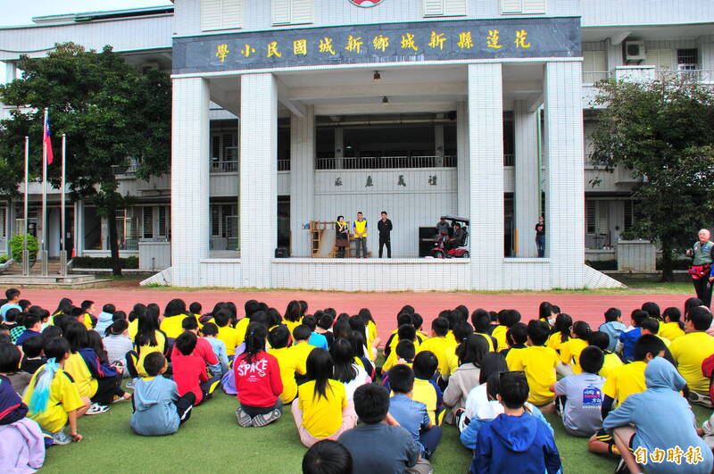 花蓮新城國小全校師生在司令台前替周先生舉辦榮退歡送。（記者花孟璟攝）
