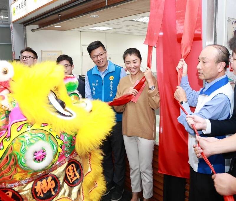 南投縣政府新成立青年發展所、交通管理所及運動發展科，29日舉行揭牌典禮。（南投縣政府提供）