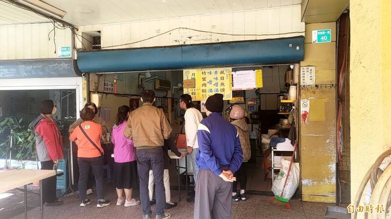 「圆环顶菜粽」传将停业，许多顾客冲来抢买扑空，挤在店面前关心询问。（记者洪瑞琴摄）(photo:LTN)
