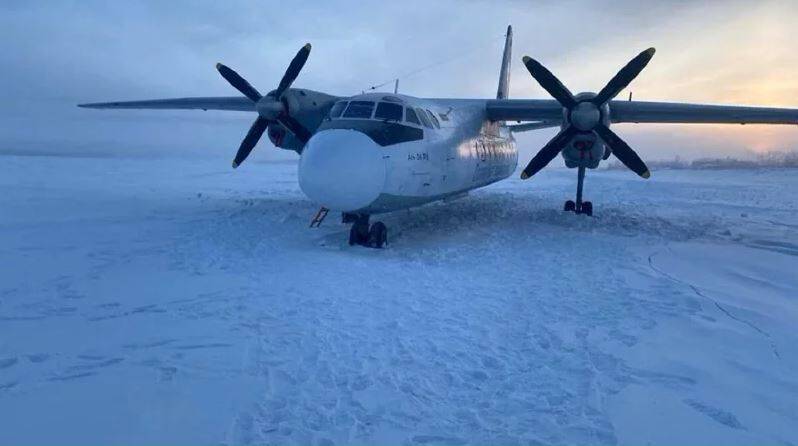 俄羅斯極地航空1架蘇聯時期客機，28日因機師失誤，迫降在機場附近的結冰河面上。（圖擷自東西伯利亞運輸檢察官辦公室官網）