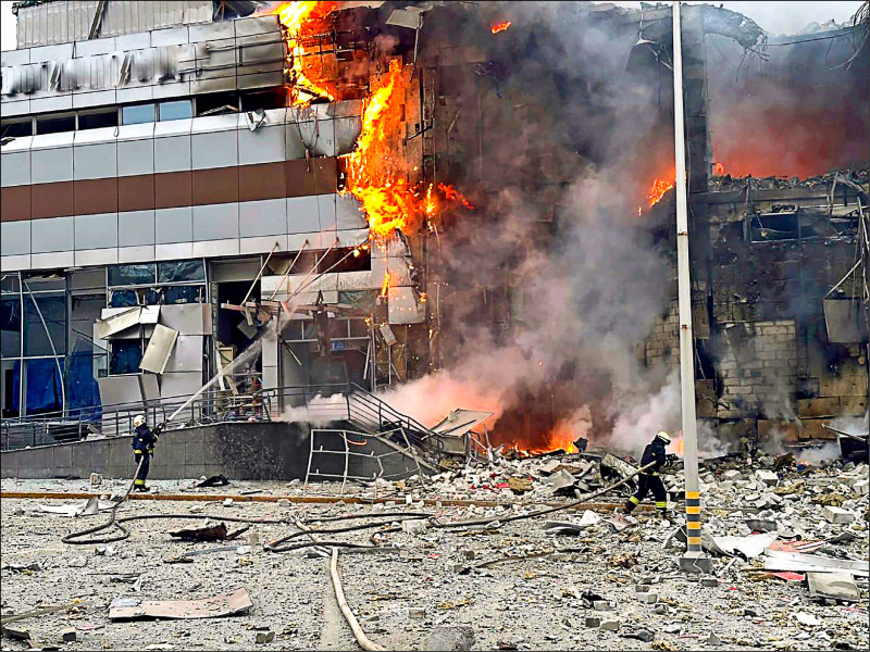 俄軍飛彈擊中基輔一處大樓，消防員緊急滅火。（美聯社）