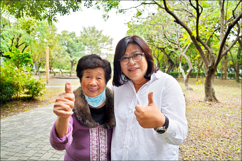 民進黨立委王美惠（右）爭取連任，到公園向鄉親拜票、爭取支持。（記者王善嬿攝）