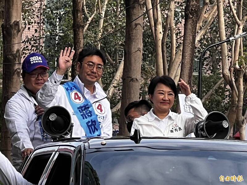 台中市長盧秀燕（右）搭上戰車，陪同黨新北市新莊區立委候選人蔣欣璋車掃。（記者許倬勛攝）