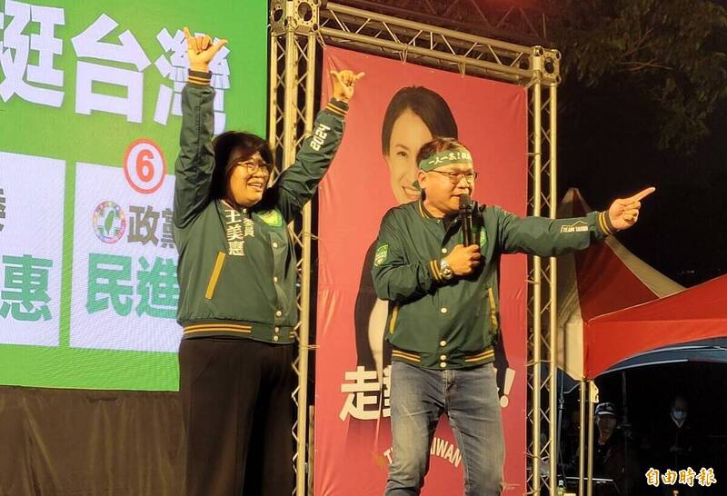 民進黨不分區立委候選人王義川（右）今晚呼籲鄉親支持優秀立委「嘉義女戰神」王美惠（左）續留立法院。（記者丁偉杰攝）