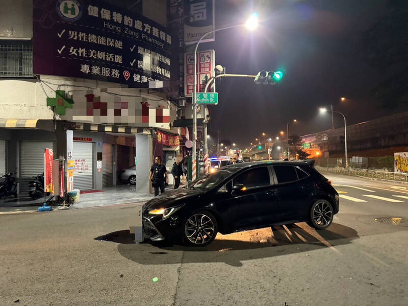 高市清晨發生轎車自撞電線桿1人輕傷，警施以酒測超標上銬法辦。（民眾提供）