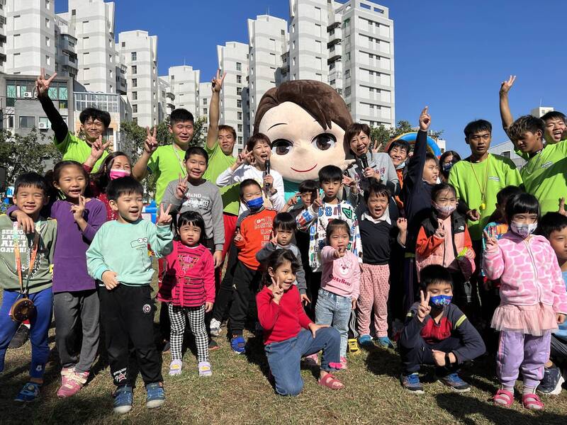 陳亭妃有別於傳統選舉模式，舉辦「妃妃姐姐氣墊萌樂園草地嘉年華」，與大小朋友同樂。（圖由陳亭妃提供）