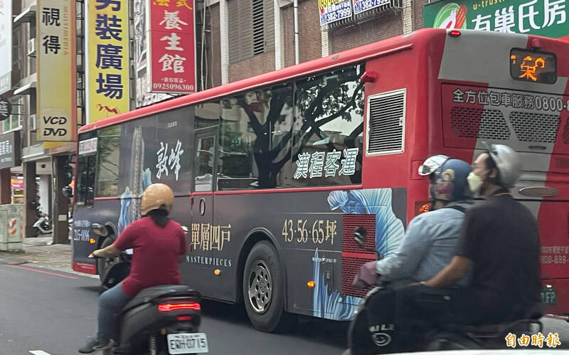 因應元旦輕軌大順路段通車成圓，調整3條公車路線、規劃2條改道應變。（記者黃良傑攝）