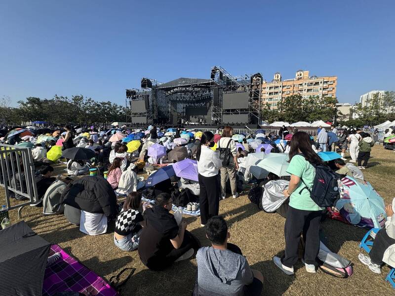 台南跨年晚會今晚登場，中午多組藝人彩排時，台下已聚集近千名歌迷，現場氣氛熱鬧。（圖由南市府提供）