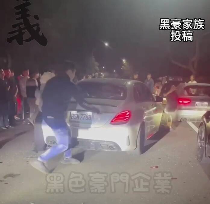 桃園市一群男女開車要到台東跨年，經過宜縣途中多名男子持球棒怒砸同行白色賓士。（圖擷取自臉書社團「黑色豪門企業」）