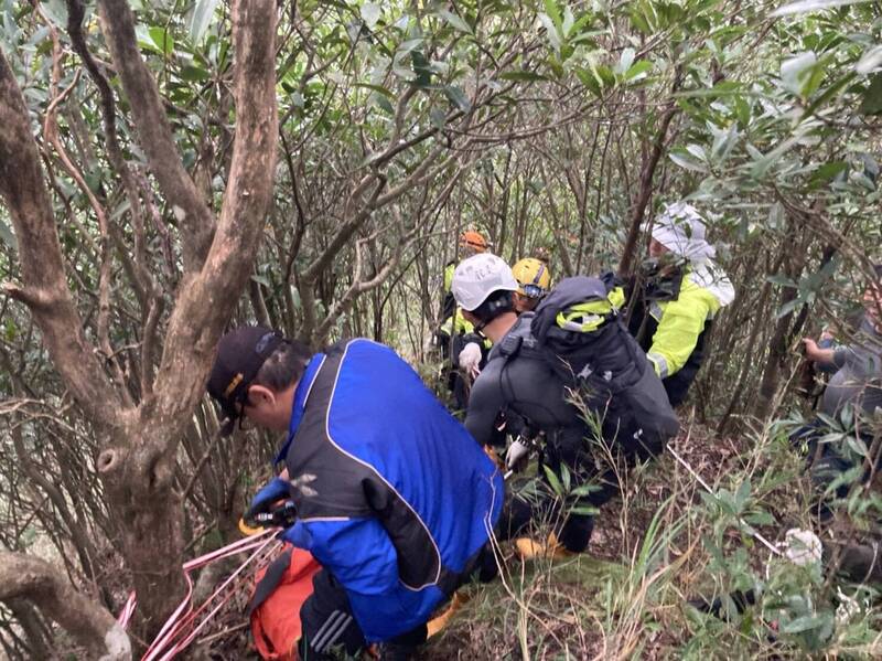 消防隊員架繩將陳男救起，送往醫院救治。（記者吳昇儒翻攝）