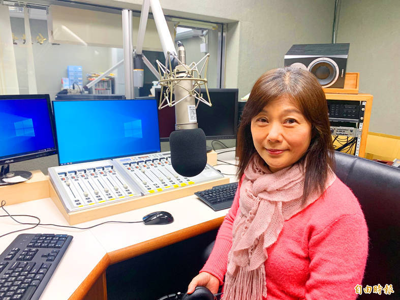Radio host Lin Meng-ping is pictured in a studio at the Police Radio Station in Taipei on Thursday last week.
Photo: Ting Yi, Taipei Times
Radio host Lin Meng-ping is pictured in a studio at the Police Radio Station in Taipei on Thursday last week.
Photo: Ting Yi, Taipei Times