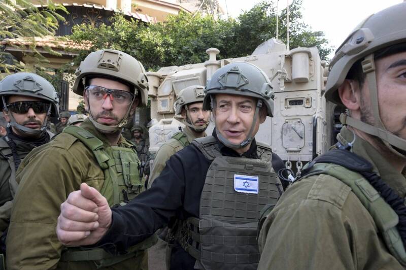 以色列总理纳坦雅胡（黑衣者）指出，以色列与哈玛斯的战争将再持续数个月，以军部队正在各个战线上战斗。（美联社）(photo:LTN)