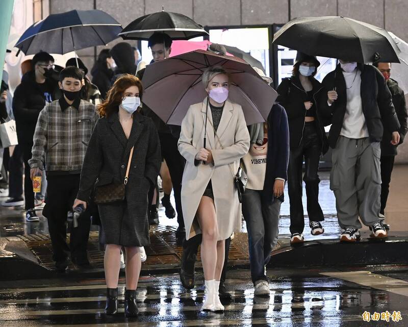 元旦(1月1日)清晨北部沿海及部分平地則有降至12度的機率,參加跨年活動民眾要注意穿著。(資料照) 元旦(1月1日)清晨北部沿海及部分平地則有降至12度的機率,參加跨年活動民眾要注意穿著。(資料照)