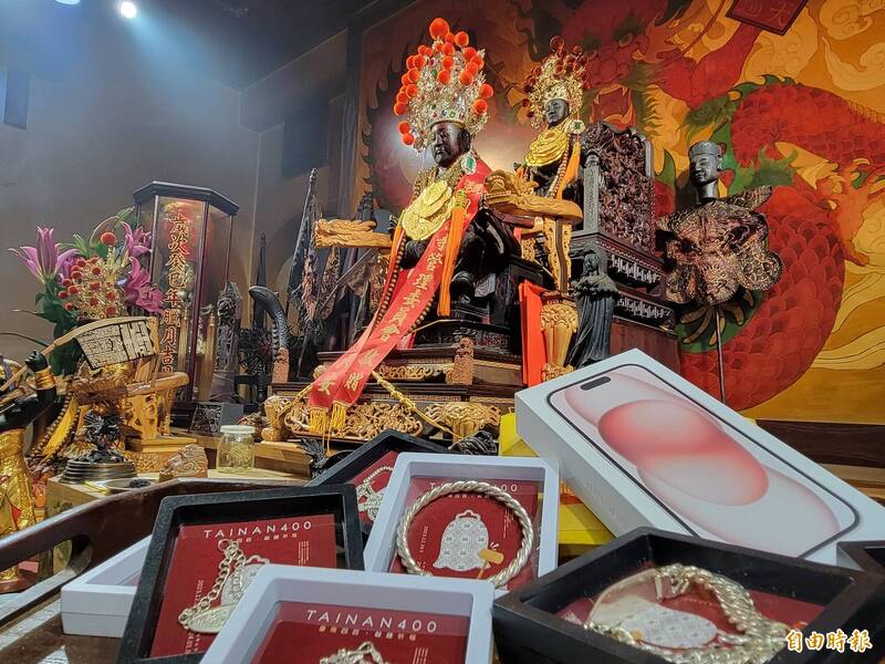 詩山鳳山寺聚保堂送出108條純銀飾品還加碼iPhone 15抽獎。(記者王姝琇攝) 詩山鳳山寺聚保堂送出108條純銀飾品還加碼iPhone 15抽獎。(記者王姝琇攝)