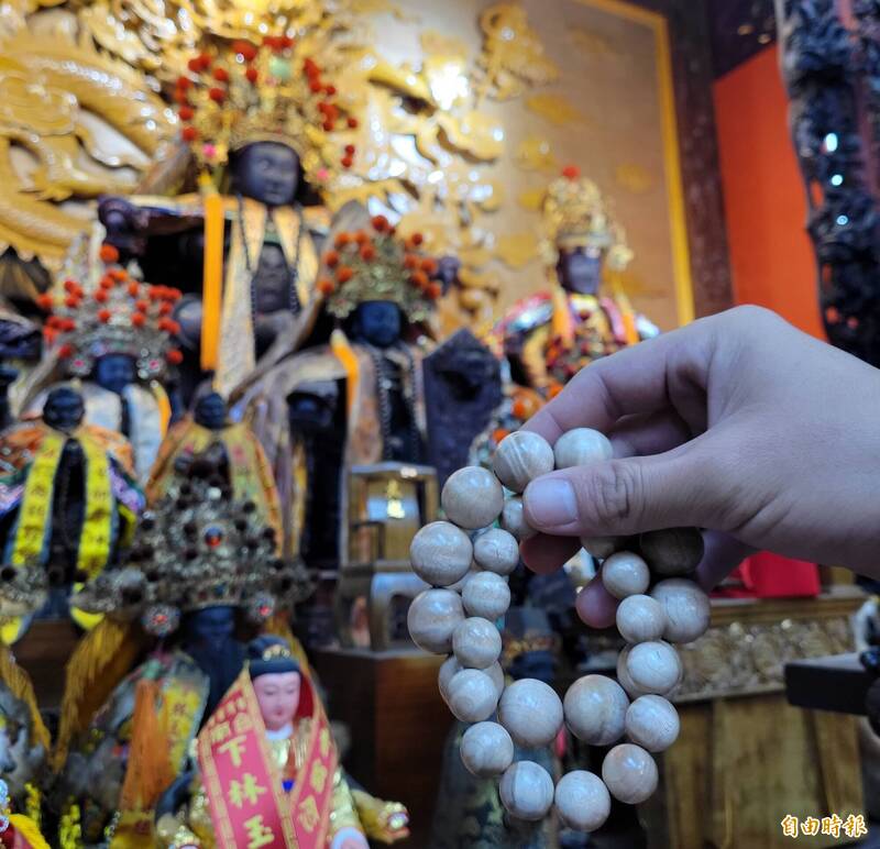 下林玉聖宮送出逾百條價值不菲的金絲楠木佛珠。(記者王姝琇攝) 下林玉聖宮送出逾百條價值不菲的金絲楠木佛珠。(記者王姝琇攝)