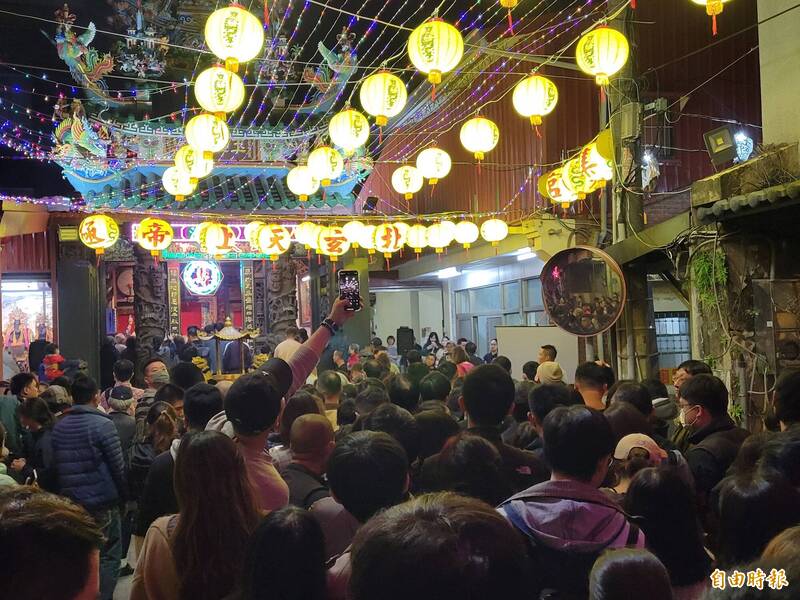 集福宮埕前搭起大螢幕,與日本金澤市石浦神社跨國連線敲鐘祈福,現場湧入大批人潮迎新年。(記者王姝琇攝) 集福宮埕前搭起大螢幕,與日本金澤市石浦神社跨國連線敲鐘祈福,現場湧入大批人潮迎新年。(記者王姝琇攝)
