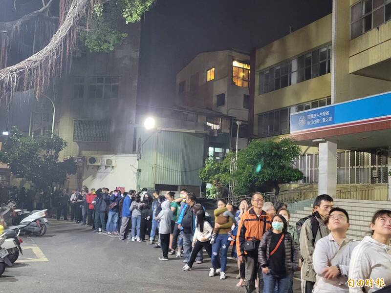 縣城隍廟第2年響應敲鐘祈福活動,現場民眾大排長龍。(記者王姝琇攝) 縣城隍廟第2年響應敲鐘祈福活動,現場民眾大排長龍。(記者王姝琇攝)