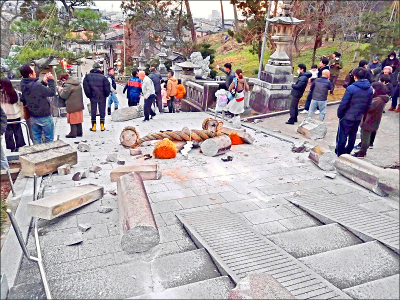 日本石川县能登半岛1日下午发生规模7.6强震，金泽市神社鸟居也遭到毁损。 （美联社）(photo:LTN)