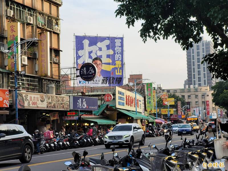 新北市政府表示，文高二用地現況為新莊中美市場（圖左），原本劃設的學校用地經過檢討將解編。（記者賴筱桐攝）