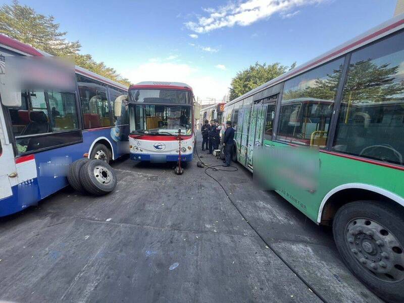 公車總站發生氣爆，警方到場蒐證釐清事故原因。（記者吳昇儒翻攝）