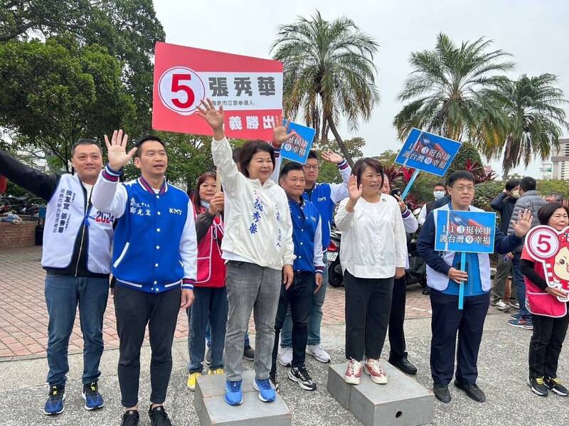 國民黨嘉市立委候選人張秀華（左二）今早由市長黃敏惠（左三）等人陪同在市府前路口向鄉親拉票。（張秀華競選總部提供）