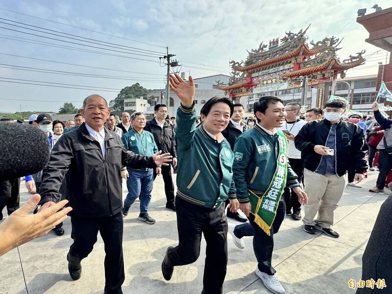 民進黨總統侯選人賴清德到嘉義縣大林鎮金林寺參拜，與熱情的鄉親打招呼。（記者蔡宗勳攝）