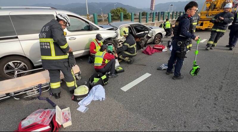 載草莓廂型車追撞採草莓自小客 1女一度失去生命跡象 - 苗栗縣 - 自由時報電子報