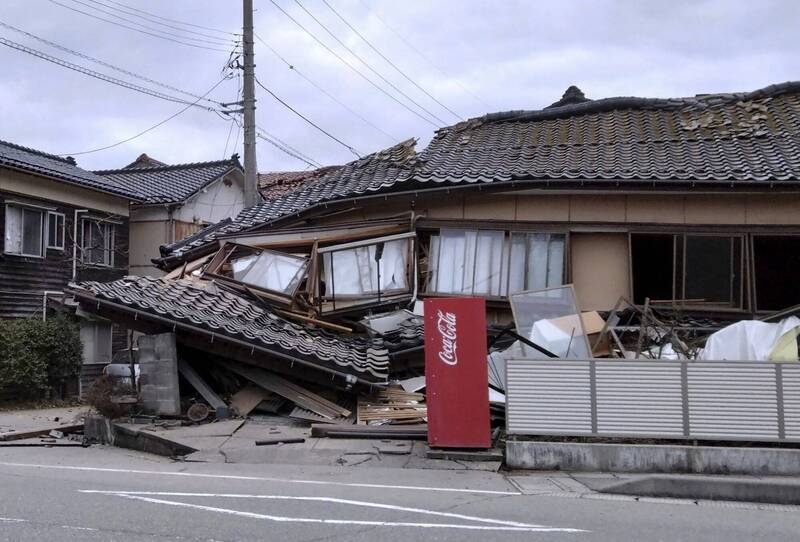 日本石川縣能登半島發生規模7.6極強震，造成當地位移，受創最深的輪島市初估向西位移了1.3公尺。（美聯社）