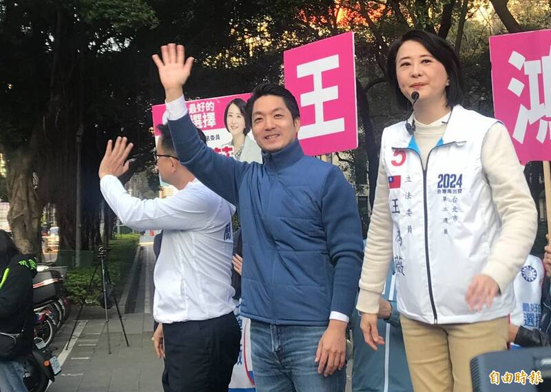 台北市長蔣萬安（中）今天在街頭為立委候選人王鴻薇助選，受訪時被問到美國流行天后泰勒絲是否到大巨蛋開唱，他強調正在洽談中，樂觀其成。（記者陳奕劭攝）