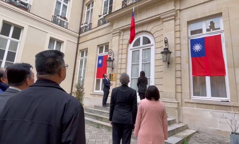 驻法代表处今早举行元旦升旗。（图撷取自吴志中脸书）(photo:LTN)