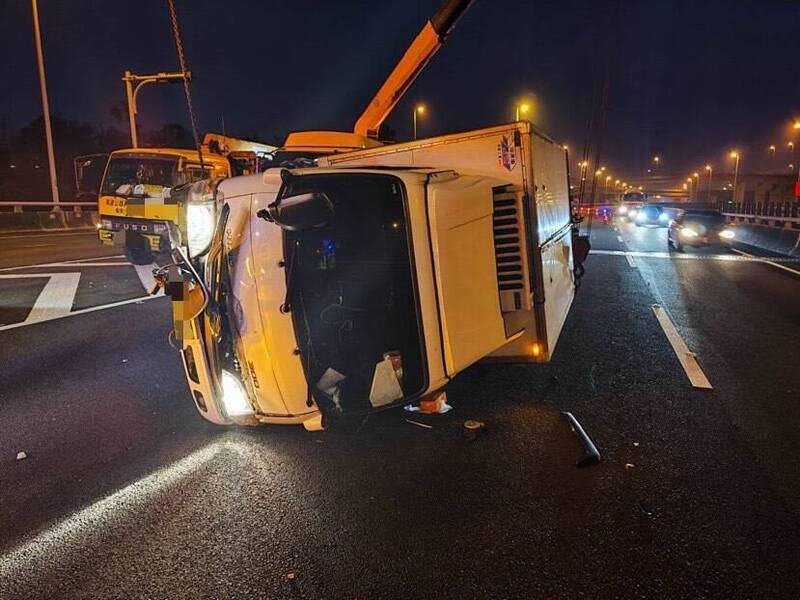 國道3號台中段發生事故，小貨車翻覆。（民眾提供）