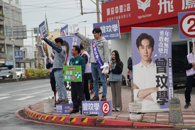 與民進黨合作的苗栗縣第二選區（山線）立委候選人曾玟學，在選區交界的頭份市中央路、永貞路路口的頭份端向鄉親拜票。 （曾玟學團隊提供）