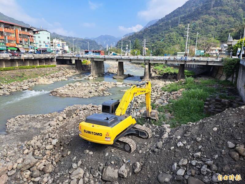 南投水里鄉重要橋梁民生橋，因橋墩裸露被列危橋，將在本月8日起封橋改建，現正進行溪底便道前置作業。（記者劉濱銓攝）